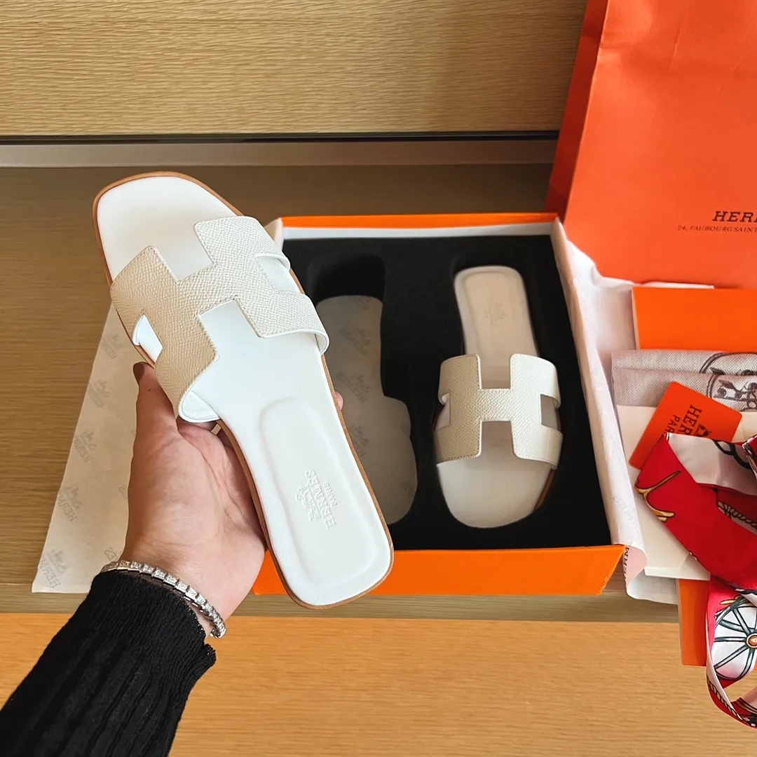 👟👟Ex-factory price 480👟👟 Women's Shoe Factory [Palmprint All-Inclusive Midsole] (Hermès) Upgraded packaging, upgraded version and workmanship materials. Hermes®🔴The highest version of handmade shoes on the market ✨✨ Top product Hermès slippers🐎 —————————— 2022 early spring new model is the same as the original version, handmade by masters! ❥High-end customization, exclusive products, the highest version in the industry⚠❥Using: Hermers upper: Italian imported cowhide + original custom-grade Australian sheepskin feet + genuine leather outsole (pursuing top walking comfort) ✨~~〰〰〰〰❥ Packaging: ✔🚦Pay attention to the exclusive top-level exclusive packaging 〰The original top quality is on sale━━━━Hermes━━━━━ size: 35-40 (34.41.42 custom-made, non-refundable)